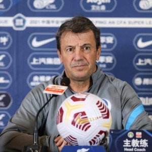 何塞为球队做心理疏导 大连欲赢重庆提前保级