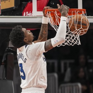 7M体育-身手全能！麦克丹尼尔斯9中6拿到17分6板5助2帽 三分6中4