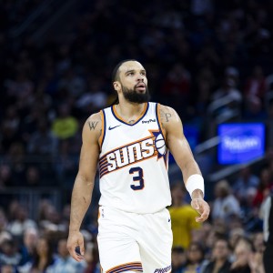 7M体育比分网-使暗劲了？鲍威尔抢断狄龙被撞倒起身想动手被拦住 吹后者技犯