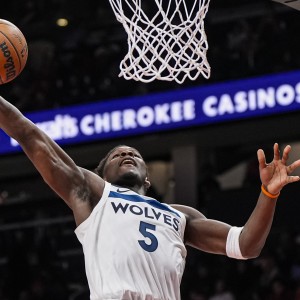 7M体育直播-爱德华兹：我第四节就打低位&amp;我练了一夏天 因为我总被各种包夹